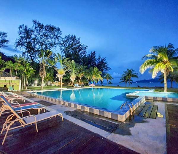 Sari-Pacifica-Resort-Spa-Sibu-Island-swimming-pool