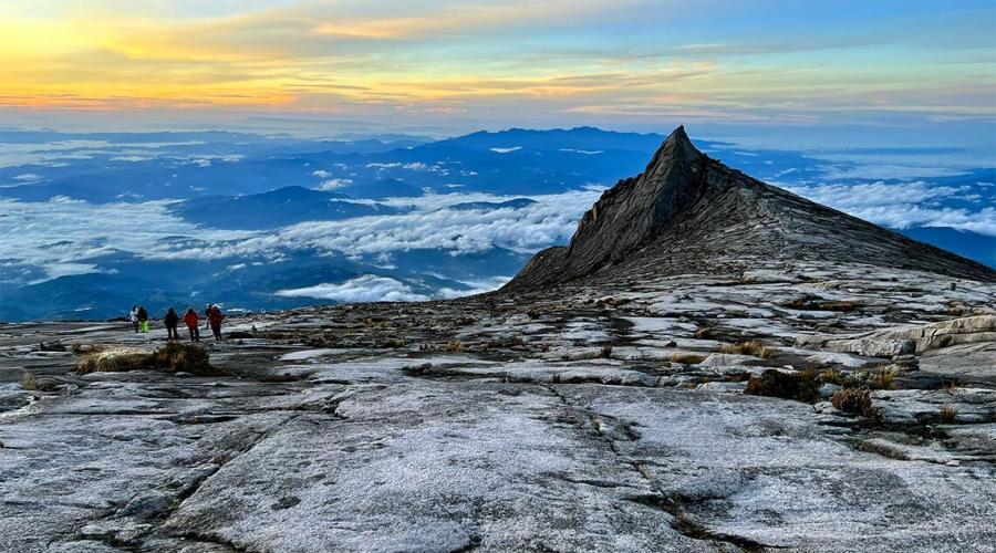 Mendaki Gunung Kinabalu