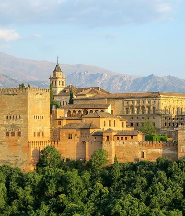 alhambra-fortress-palace-in-granada-spain