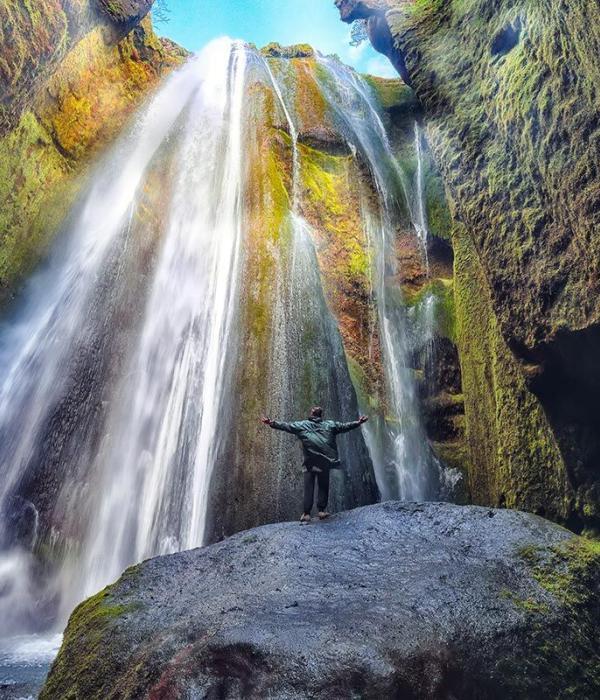 traveler-stunned-by-gljufrabui-waterfall